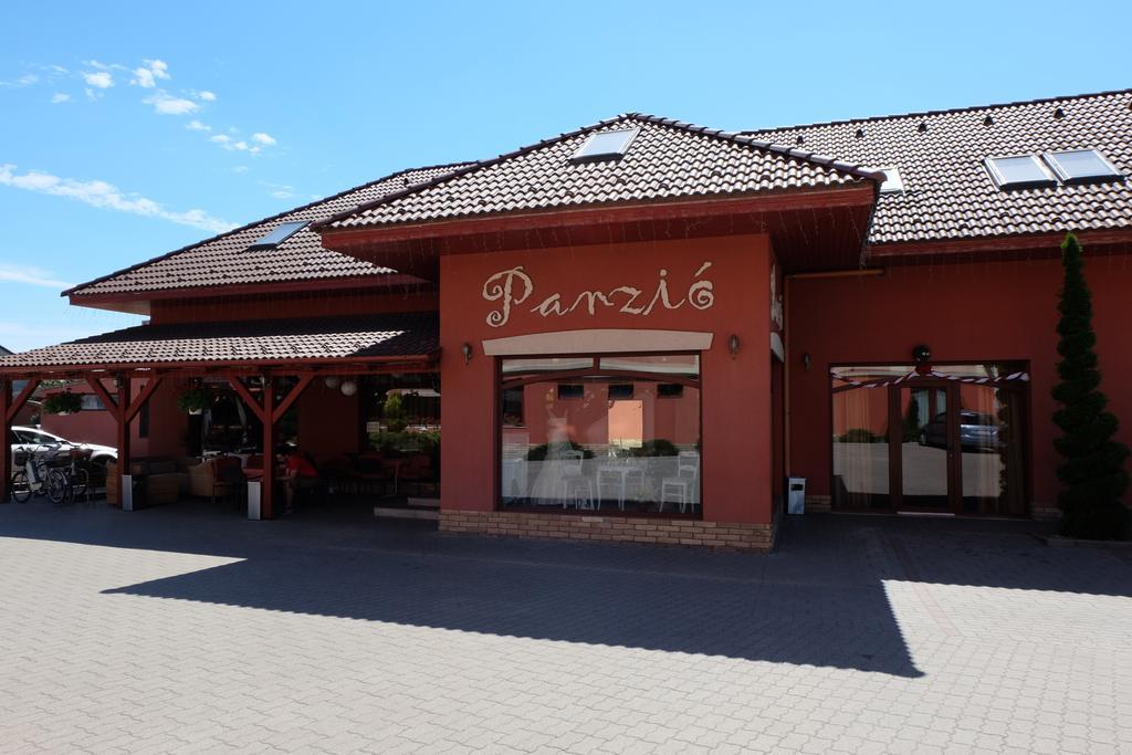 Malom Club Panzio Bed & Breakfast Baja Dış mekan fotoğraf